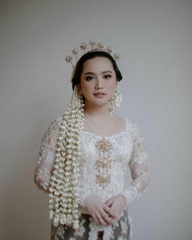 Rachel Amanda menikah menggunakan busana pengantin adat Jawa
