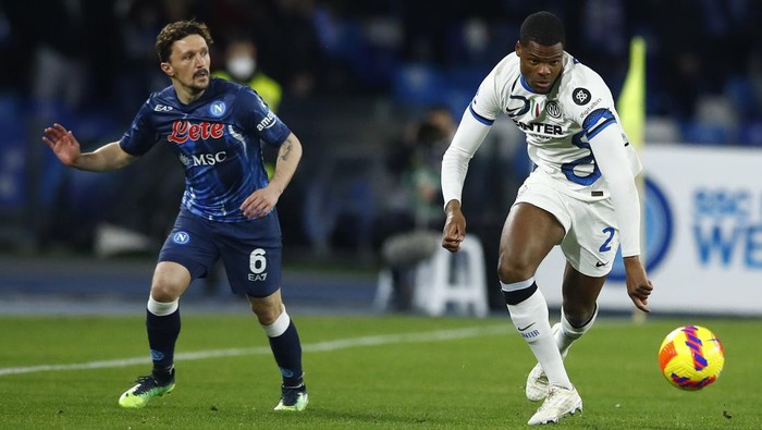 NAPLES, ITALY - FEBRUARY 12: Denzel Dumfries of FC Internazionale controls the ball during the Serie A match between SSC Napoli and FC Internazionale at Stadio Diego Armando Maradona on February 12, 2022 in Naples, Italy. (Photo by Matteo Ciambelli/DeFodi Images via Getty Images)