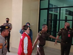 Senyum Nikita Mirzani Jelang Sidang Perdana Pencemaran Nama Baik