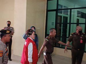 Senyum Nikita Mirzani Jelang Sidang Perdana Pencemaran Nama Baik Senyum Nikita Mirzani Jelang Sidang Perdana Pencemaran Nama Baik