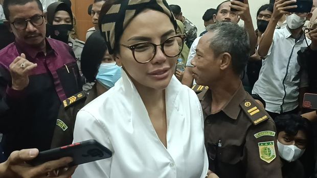 Nikita Mirzani usai persidangan di PN Serang (Bahtiar/detikcom)