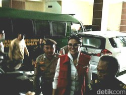 Penampilan Nikita Mirzani Tersenyum Jelang Sidang Perdana Pencemaran Nama Baik