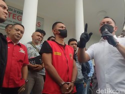 Ini Tampang Pemukul Mahasiswa Pakai Tongkat Baseball Berbaju Tahanan