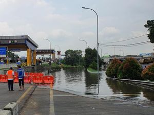 Akses Tol Bitung Dibuka Usai Banjir Surut, Lalu Lintas Normal Akses Tol Bitung Dibuka Usai Banjir Surut, Lalu Lintas Normal