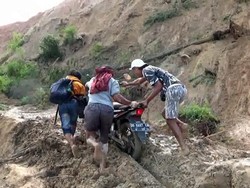 Longsor Tutup Jalan Poros Mamasa-Toraja, Akses Antarprovinsi Terputus