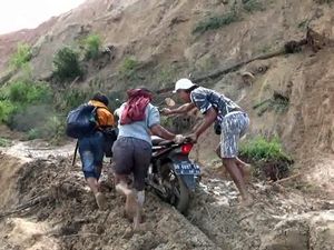 Longsor Tutup Jalan Poros Mamasa-Toraja, Akses Antarprovinsi Terputus Longsor Tutup Jalan Poros Mamasa-Toraja, Akses Antarprovinsi Terputus