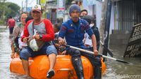 Perahu Rescue Wara-wiri Angkut Warga Terdampak Banjir Tangerang