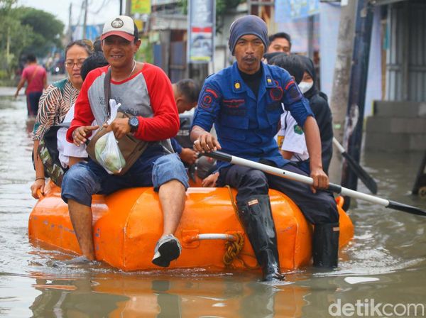 Perahu Rescue Wara-wiri Angkut Warga Terdampak Banjir Tangerang