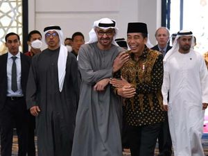 Jokowi Unggah Foto Semringah Bersama MBZ di Masjid Sheikh Zayed Solo
