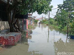 Banjir di Tangerang Masih Rendam Akses Jalan Perumahan Warga