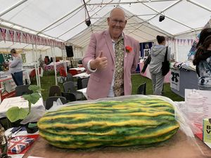 Extra Jumbo! Pria Ini Tanam Sayuran dan Buah Raksasa di Kebunnya Extra Jumbo! Pria Ini Tanam Sayuran dan Buah Raksasa di Kebunnya