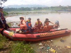 Petugas Gabungan Cari ABG yang Tercebur ke Sungai Citarum
