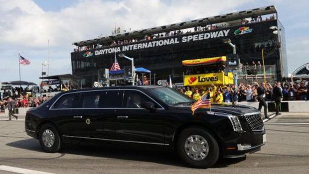 DAYTONA BEACH, FLORIDA - FEBRUARY 16: U.S. President Donald Trump and First Lady Melania Trump ride in the limousine, known as the Beast on pit road prior to the NASCAR Cup Series 62nd Annual Daytona 500 at Daytona International Speedway on February 16, 2020 in Daytona Beach, Florida.   Chris Graythen/Getty Images/AFP (Photo by Chris Graythen / GETTY IMAGES NORTH AMERICA / Getty Images via AFP)