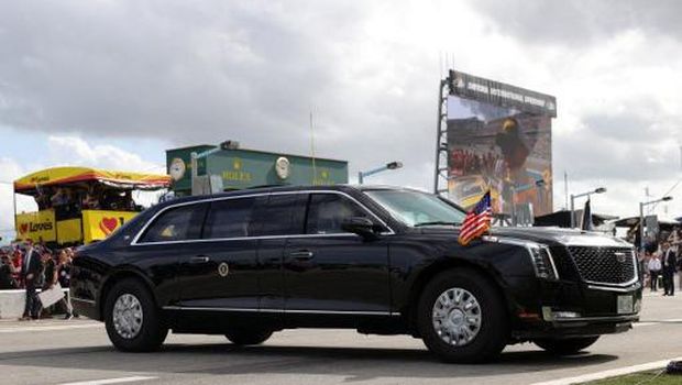 DAYTONA BEACH, FLORIDA - FEBRUARY 16: U.S. President Donald Trump and First Lady Melania Trump ride in the limousine, known as the Beast on pit road prior to the NASCAR Cup Series 62nd Annual Daytona 500 at Daytona International Speedway on February 16, 2020 in Daytona Beach, Florida.   Chris Graythen/Getty Images/AFP (Photo by Chris Graythen / GETTY IMAGES NORTH AMERICA / Getty Images via AFP)