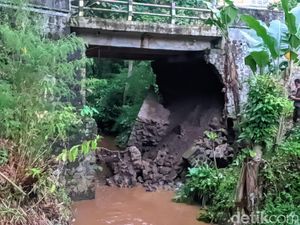 Jembatan Desa di Kota Batu Ditutup gegara Fondasi Longsor