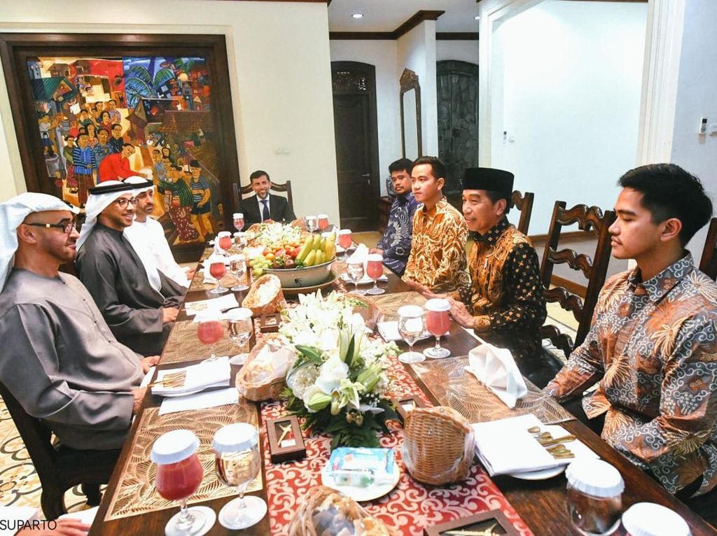 Jokowi Makan Bareng MBZ Usai Resmikan Masjid, Ada Gibran-Kaesang-Bobby