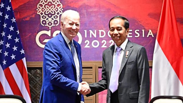 Senyum Jokowi Bareng Joe Biden di Bali