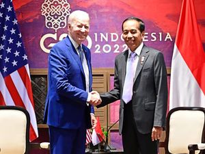 Senyum Jokowi Bareng Joe Biden di Bali
