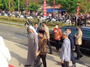Tiba di Masjid Sheikh Zayed Solo, Jokowi Langsung Salat Tahiyatul Masjid