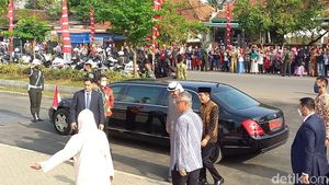 Potret Jokowi-Presiden UEA Semobil Saat Tiba di Masjid Sheikh Zayed Solo