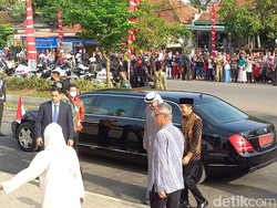 Jokowi-Presiden UEA Tiba di Masjid Sheikh Zayed Solo