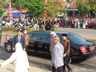 Potret Jokowi-Presiden UEA Semobil Saat Tiba di Masjid Sheikh Zayed Solo