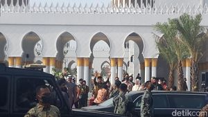 Lambaian Tangan Jokowi Usai Peresmian Masjid Sheikh Zayed Solo