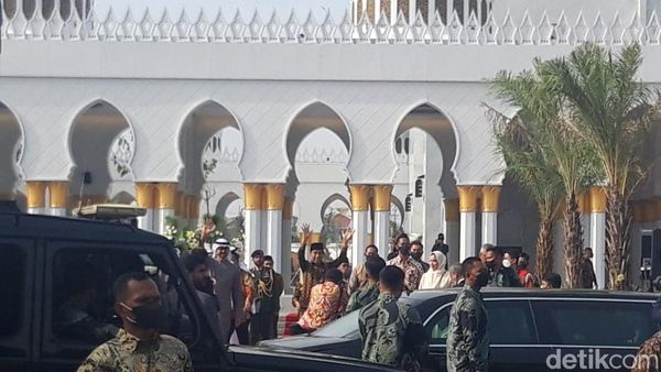 Lambaian Tangan Jokowi Usai Peresmian Masjid Sheikh Zayed Solo