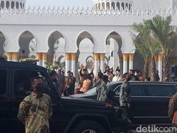 Jokowi Lambaikan Tangan Sapa Warga Sebelum Tinggalkan Masjid Sheikh Zayed