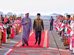 Momen Jokowi Sambut Presiden UEA Mohamed bin Zayed yang Tiba di Solo