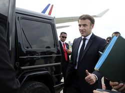 Histerisnya Warga Bali Bisa Salami Presiden Prancis