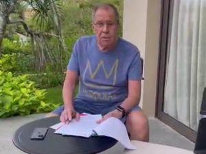 Gaya Menlu Rusia Santai Pakai Kaus di Bali, Ternyata Karya Seniman Basquiat Gaya Menlu Rusia Santai Pakai Kaus di Bali, Ternyata Karya Seniman Basquiat