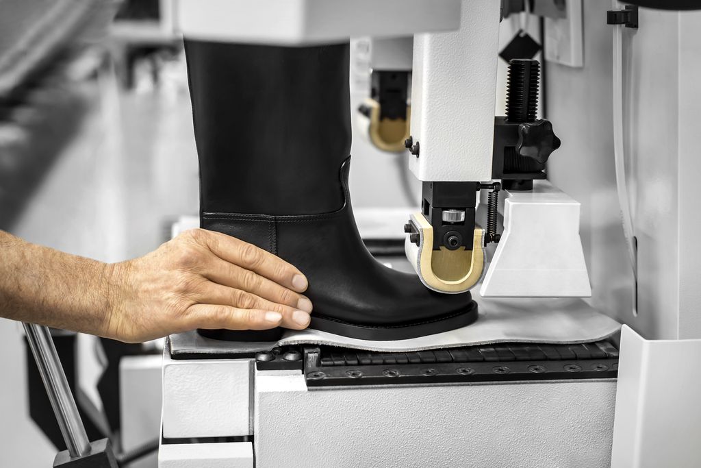 Proses pembuatan Dior Empreinte boots