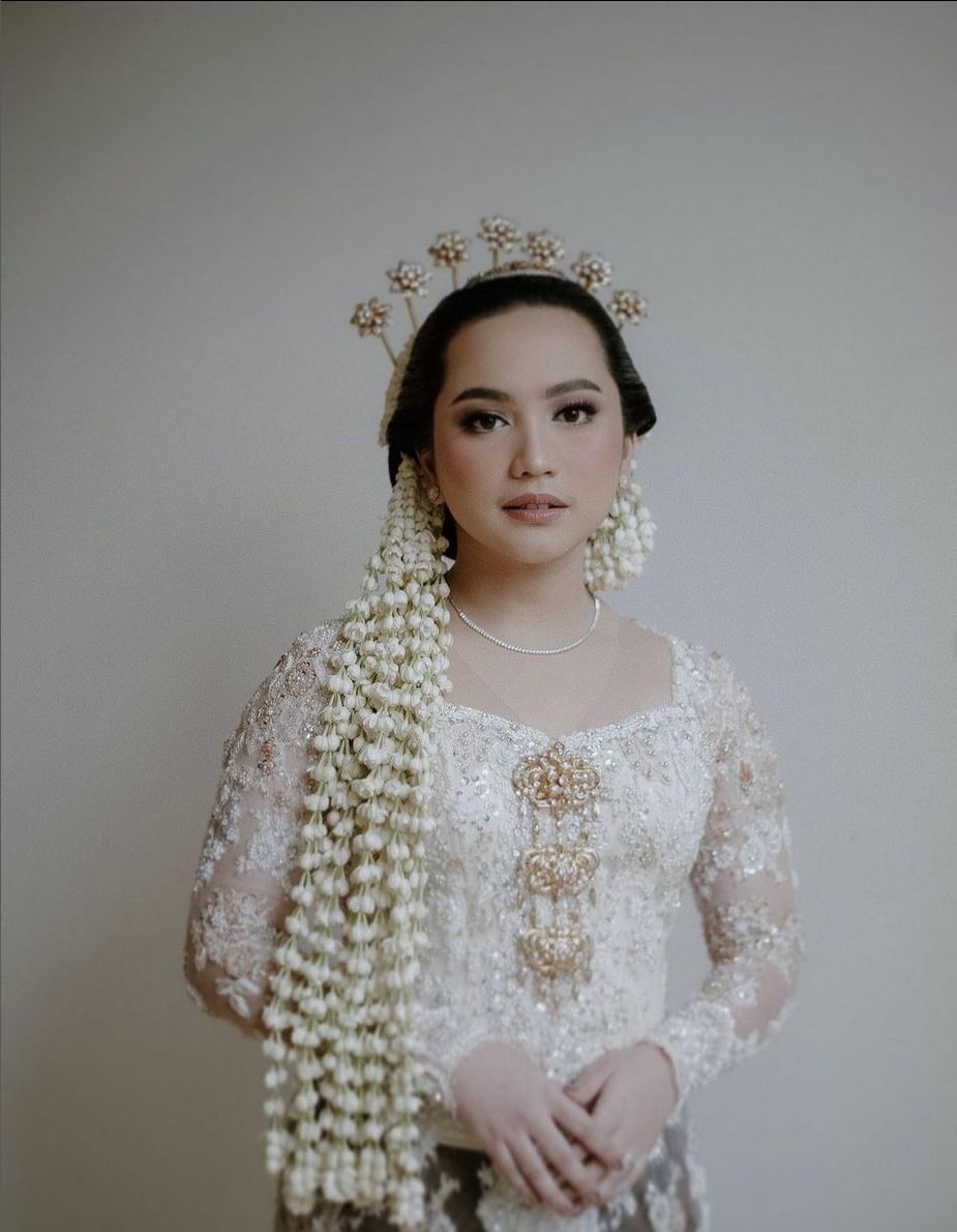 Rachel Amanda Menikah Rachel Amanda menikah memakai kebaya putih.
