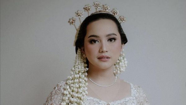 5 Potret Cantik Rachel Amanda Berkebaya Putih Saat Dipersunting Pengusaha