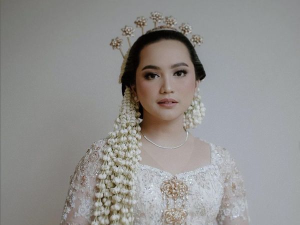 5 Potret Cantik Rachel Amanda Berkebaya Putih Saat Dipersunting Pengusaha