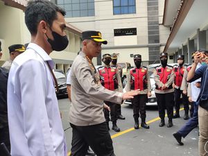 Ratusan Polisi Berjaga Jelang Sidang Vonis Indra Kenz di Kasus Binomo Ratusan Polisi Berjaga Jelang Sidang Vonis Indra Kenz di Kasus Binomo