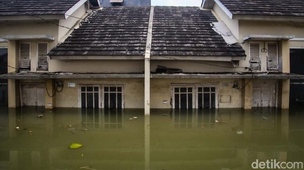 Rumah-Mobil Masih Terendam Banjir di Periuk Tangerang Siang Tadi