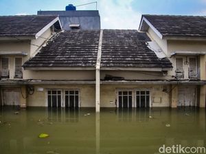 Rumah-Mobil Masih Terendam Banjir di Periuk Tangerang Siang Tadi