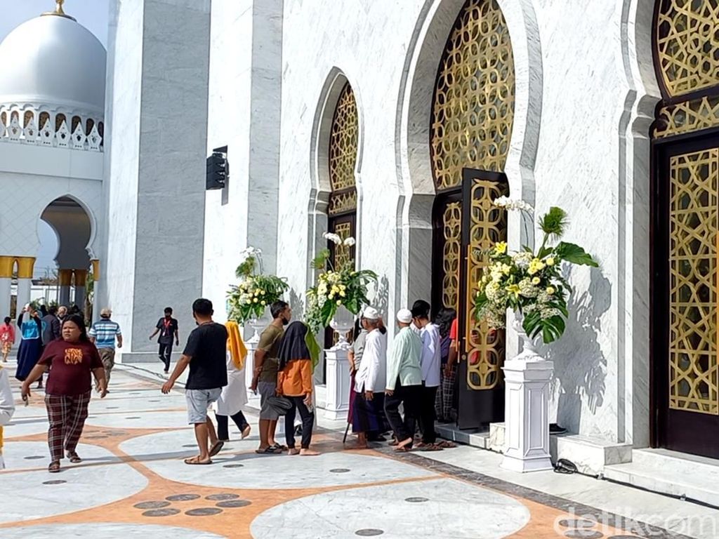 Viral Bunga Dekorasi Masjid Sheikh Zayed Dibawa Pulang Warga Usai Acara