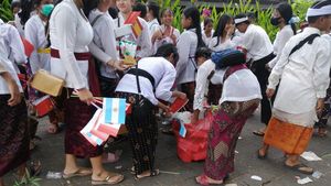 Potret Siswa-TNI Bersihkan Sampah Usai Penyambutan Delegasi G20