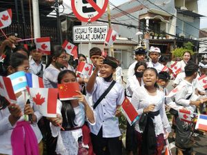Sorak-sorai Siswa SMP di Bali Sambut Delegasi G20 Sorak-sorai Siswa SMP di Bali Sambut Delegasi G20