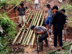 Warga Mengungsi Hindari Tanah Terbelah di Cibadak Sukabumi
