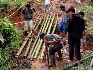 Warga Mengungsi Hindari Tanah Terbelah di Cibadak Sukabumi Warga Mengungsi Hindari Tanah Terbelah di Cibadak Sukabumi