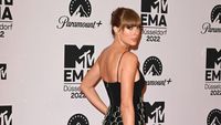 7 Gaya Taylor Swift di MTV EMA, Pakai Bodysuit dengan Rok Sangkar Kristal