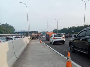 Truk Mogok di Km 12 Tol Jagorawi, Lalin Arah Jakarta Macet 4 Kilometer