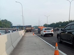 Truk Mogok di Km 12 Tol Jagorawi, Lalin Arah Jakarta Macet 4 Kilometer