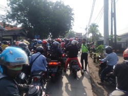 Forklift Didatangkan Evakuasi Truk Mogok yang Bikin Macet Branjangan Surabaya