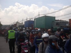 Truk Mogok di Empat Titik Kawasan Surabaya Barat, Arus Lalin Macet