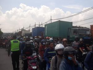 Truk Mogok di Empat Titik Kawasan Surabaya Barat, Arus Lalin Macet Truk Mogok di Empat Titik Kawasan Surabaya Barat, Arus Lalin Macet